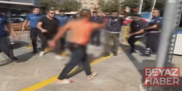 Önce aracını polislerin üzerine sürdü, sonra bıçak çekti: Üstünü çıkardı, ortalığı birbirine kattı