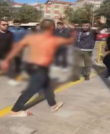 Önce aracını polislerin üzerine sürdü, sonra bıçak çekti: Üstünü çıkardı, ortalığı birbirine kattı