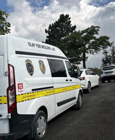 Kayalardan kopan parçalar çocuğun üzerine düştü