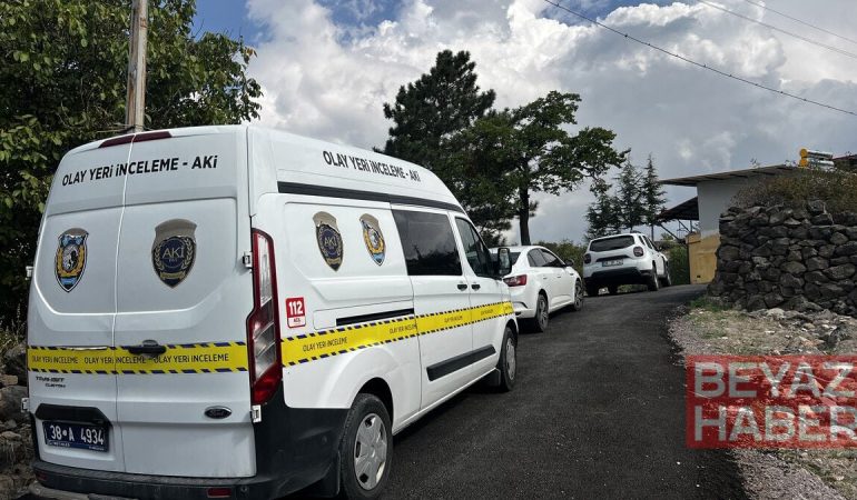Kayalardan kopan parçalar çocuğun üzerine düştü