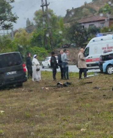 Kaza sonrası araç ikiye bölündü: 1 ölü, 4 yaralı