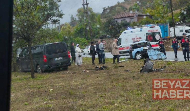 Kaza sonrası araç ikiye bölündü: 1 ölü, 4 yaralı