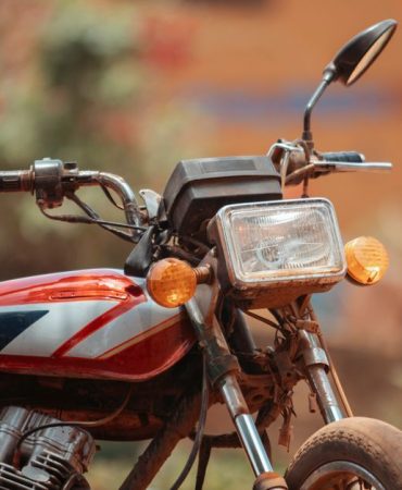 İzmir'de devrilen motosikletin sürücüsü muhtar hayatını kaybetti