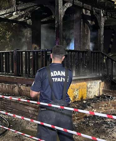 Seyhan Nehri üzerindeki asma yaya köprüsünde yangın