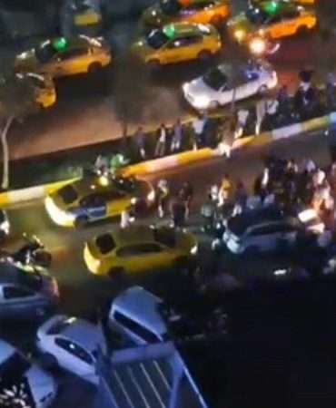 Sürücülerin kavgası trafiği altüst etti