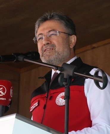Bakan Yumaklı, yetiştiricilerden aşı ve kimliklendirme ücreti almayacaklarını açıkladı