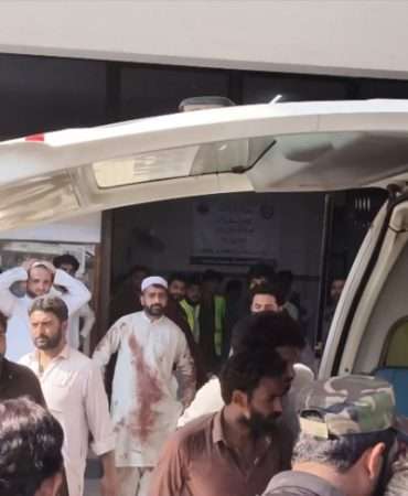 Pakistan'da cami yakınındaki patlamalarda hayatını kaybedenlerin sayısı 23'e yükseldi