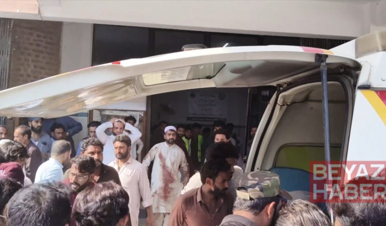 Pakistan'da cami yakınındaki patlamalarda hayatını kaybedenlerin sayısı 23'e yükseldi