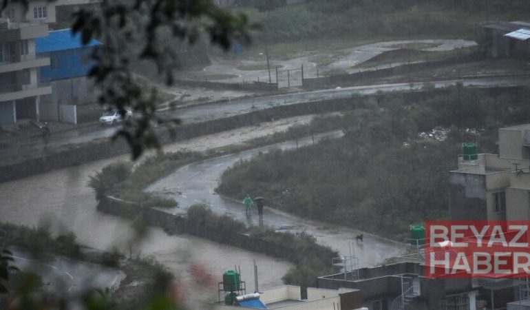 Nepal'de şiddetli yağışlar sebebiyle 25 bölgede ana yollar kapandı