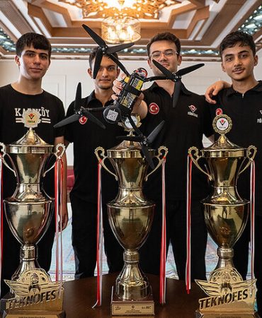 Kadıköy Anadolu İmam Hatip Lisesi öğrencileri, TEKNOFEST İHA yarışmasında üçüncü kez birinci oldu