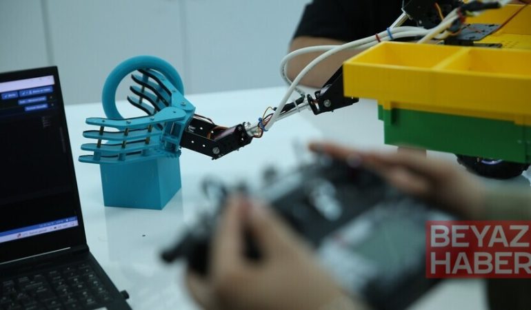 Hatay'da lise öğrencileri tasarladıkları robotla TEKNOFEST'te birincilik hedefliyor