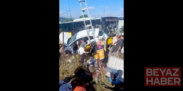 Sultanbeyli'de İETT otobüsü ile otomobilin çarpışması sonucu 4 kişi yaralandı