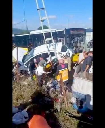 Sultanbeyli'de İETT otobüsü ile otomobilin çarpışması sonucu 4 kişi yaralandı