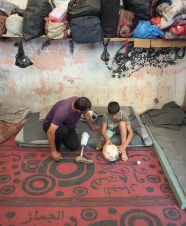 Bacağını İsrail saldırısında kaybeden 13 yaşındaki Gazzeli Salih, futboldan kopmak istemiyor