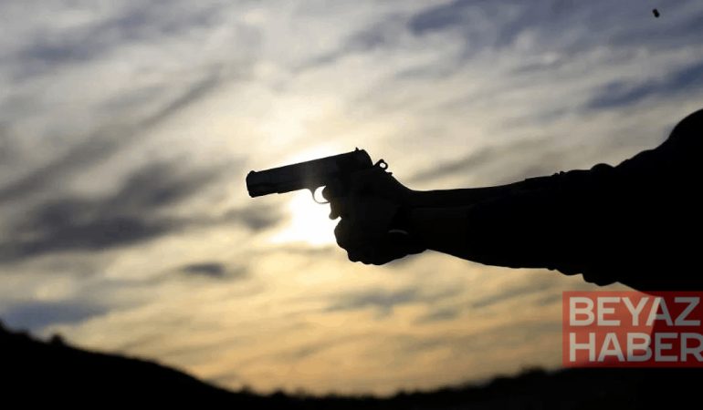 Okulun dibindeki parkta silahla yakalandılar!