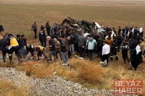 Üç aracın karıştığı kazada 1 polis şehit oldu; 11 yaralı var