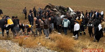 Üç aracın karıştığı kazada 1 polis şehit oldu; 11 yaralı var