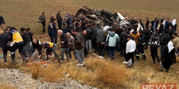 Üç aracın karıştığı kazada 1 polis şehit oldu; 11 yaralı var