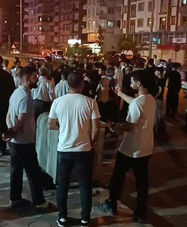 Batman’da otomobilin çarptığı 2 kişi yaralandı; mahalleli yolu trafiğe kapattı