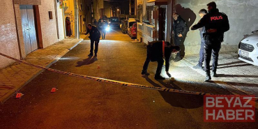 Husumetlisini evinin önünde pusu kurup silahla yaraladı