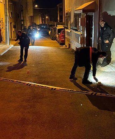 Husumetlisini evinin önünde pusu kurup silahla yaraladı