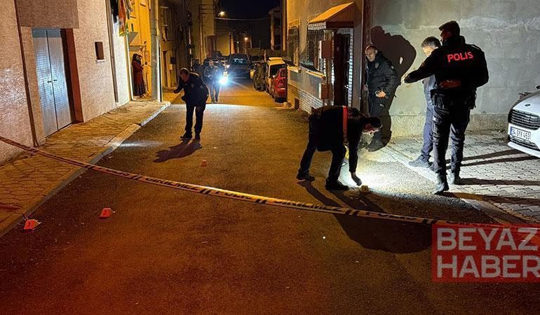 Husumetlisini evinin önünde pusu kurup silahla yaraladı