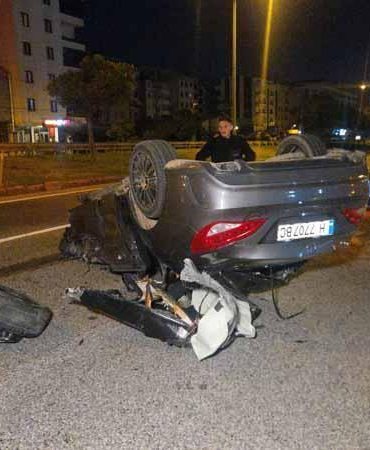 Kamyonetle çarpışan otomobil takla attı: 1