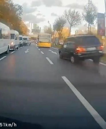 Sarıyer’de yolun karşısına geçen cipin, İETT otobüsüne çarptığı kazanın görüntüleri ortaya çıktı