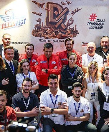 Selçuk Bayraktar, Demirören Medya standını ziyaret etti