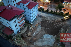 Kahramanmaraş’ta temel kazısında toprak kaydı, 2 bina boşaltıldı
