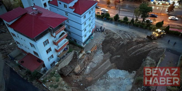 Kahramanmaraş’ta temel kazısında toprak kaydı, 2 bina boşaltıldı