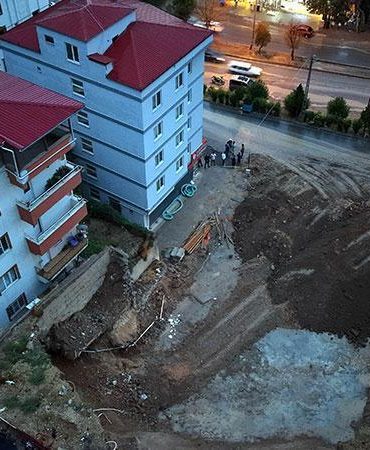 Kahramanmaraş’ta temel kazısında toprak kaydı, 2 bina boşaltıldı
