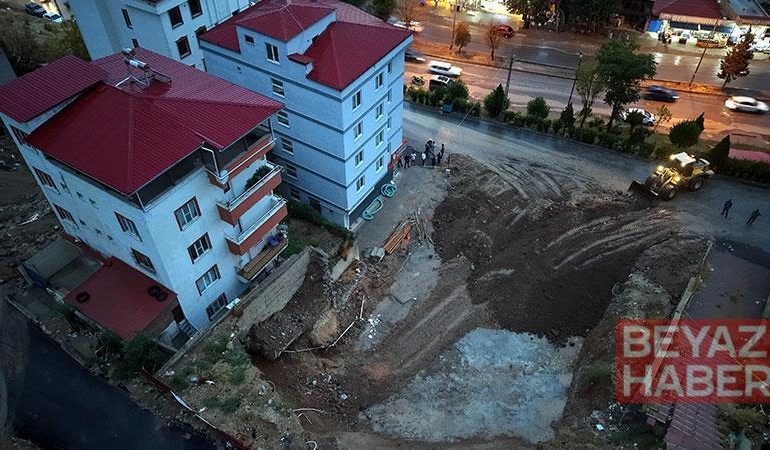 Kahramanmaraş’ta temel kazısında toprak kaydı, 2 bina boşaltıldı