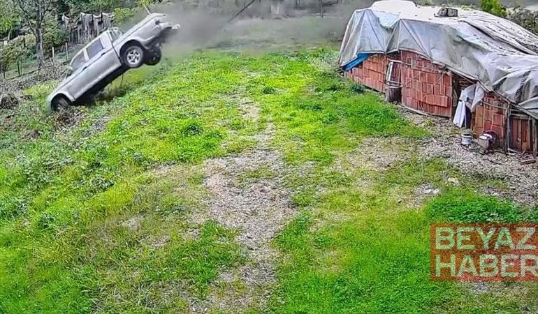 Otomobile çarpan kamyonetin bahçeye girdiği anlar kamerada