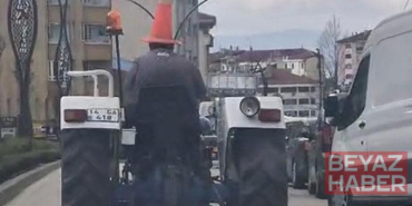 Kafasına taktığı dubayla traktörle trafikte ilerledi