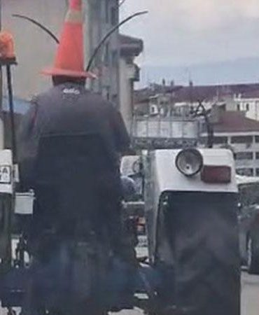 Kafasına taktığı dubayla traktörle trafikte ilerledi
