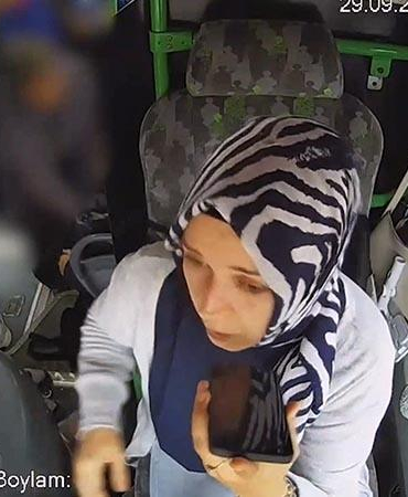 Otobüste fenalaşan yolcusunun yardımına koştu