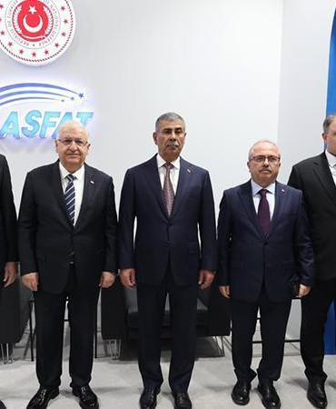 Bakan Güler, Azerbaycan Uluslararası Savunma Fuarı’nı ziyaret etti