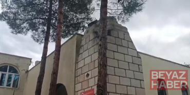 Diyarbakır’da kuvvetli rüzgarla caminin minaresi evin damına devrildi