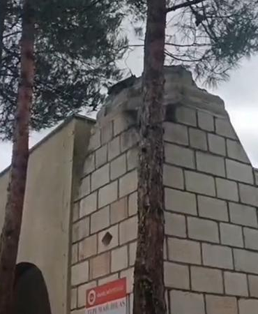 Diyarbakır’da kuvvetli rüzgarla caminin minaresi evin damına devrildi