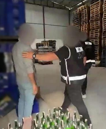 İzmir’de 23 bin 40 şişe sahte içki ele geçirildi