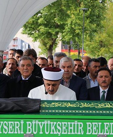 11’inci Cumhurbaşkanı Abdullah Gül, amcasının cenazesine katıldı