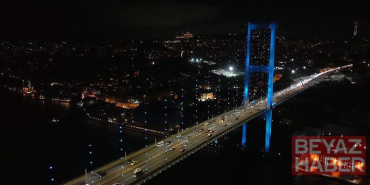 İstanbul Boğazı’ndaki köprüler turkuaz renge büründü