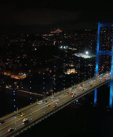 İstanbul Boğazı’ndaki köprüler turkuaz renge büründü