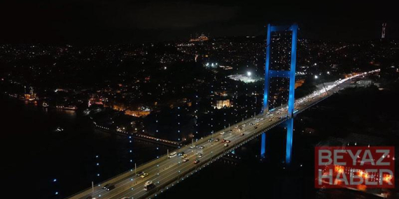 İstanbul Boğazı’ndaki köprüler turkuaz renge büründü