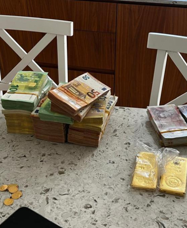 Külçe külçe altın, deste deste para... Mersin'de yolsuzluk soruşturması şüphelisinin evinden servet çıktı