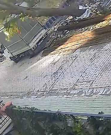 Avcılar’da devrilen ağacın altında kalmaktan son anda kurtuldu