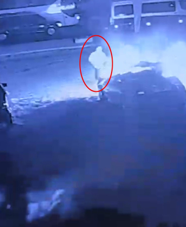 Benzin dökerek 6 otomobili ateşe verdi