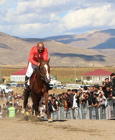 Karlıova’da geleneksel at yarışları; 620 bin TL ödül dağıtıldı