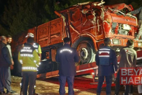 Kamyon devrildi, savrulan karpuzların çarptığı 2 kişi yaralandı